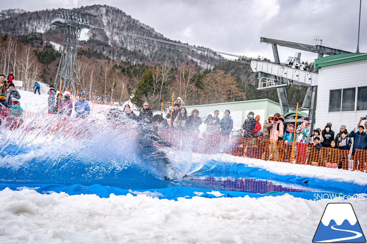 富良野スキー場｜季節は、まだ冬？それとも…？小雪が舞い、たくさんの雪が残る富良野スキー場で、春の恒例イベント『春スキー池渡り大会』開催(^^)/